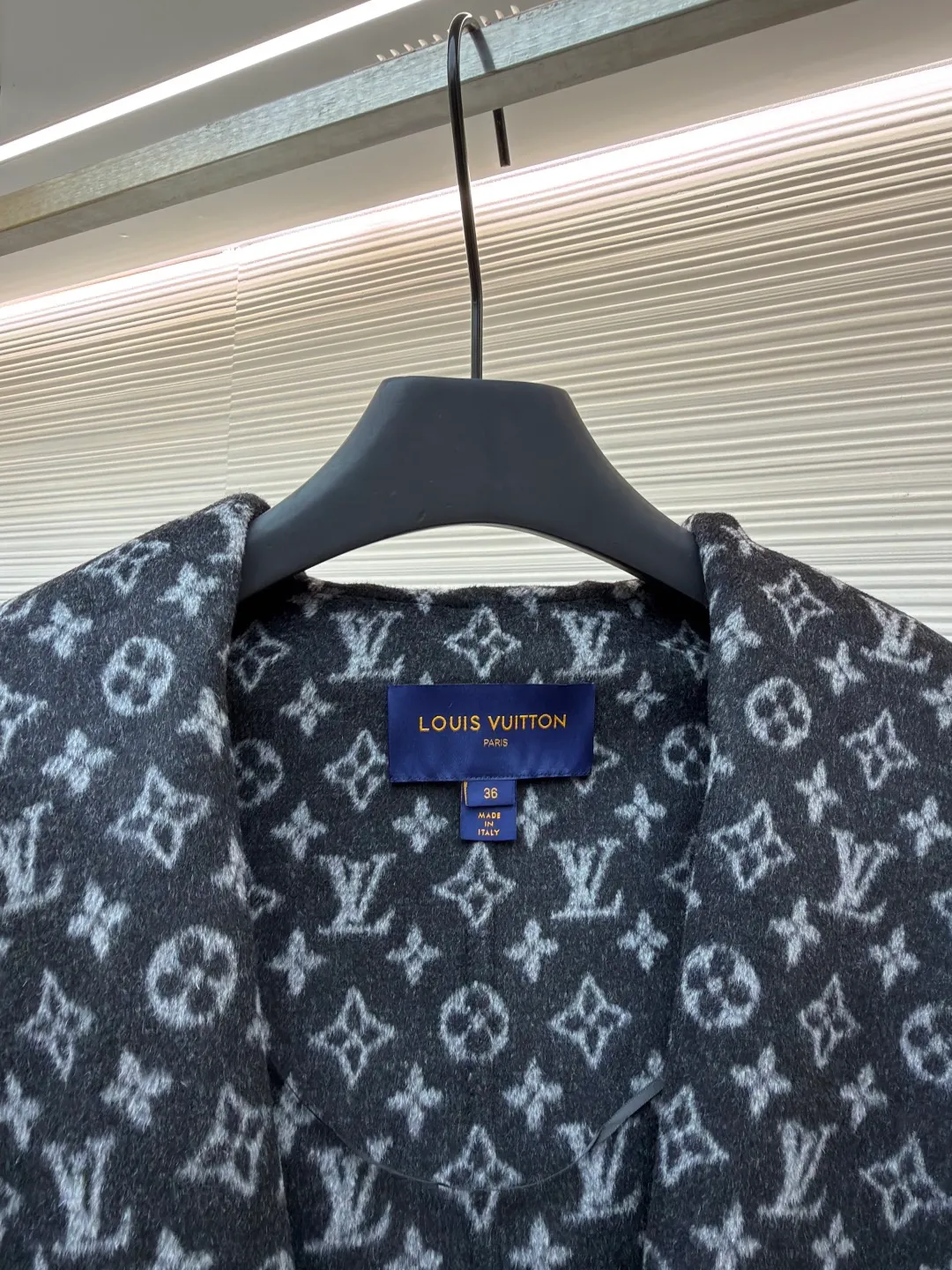 LOUIS VUITTON Wool lace-up hooded coat (short style) ●Original version: purchased and developed by 36659 ●Item number: 1682298-I45 ●Fabric: wool fabric ●Technology: jacquard production ●Color: black ●Type: loose version ●Weight: about 1280 grams ●Size: 34-36-38-40 ●Description: This presbyopic wool coat is made of double-sided blended wool fabric imported from Italy. The main part is made of high-density matte black wool, which has been pre-shrunk and steam-set to ensure that the fabric is stiff and not easily deformed. The large lapel and belt areas use jacquard weaving technology to present the classic presbyopic pattern as a three-dimensional texture. The pattern is digitally positioned and plated to ensure that the texture is symmetrical and clear. The body of the garment is unlined and double-sided sewn to reduce the weight of the garment while improving skin-friendliness. The cuffs and hem are hand-stitched to reveal exquisite details. The waist is customized with a wide belt of the same fabric, with an adjustable buckle design with invisible stitching, allowing the silhouette to be freely adjusted; the neckline adopts a double-layer composite structure, combined with the fixation process of hand-made arch stitches, to make the large lapels more three-dimensional. Every splicing follows the precision sewing standard of 1cm/8 stitches, perfectly integrating craftsmanship and design aesthetics. The overall wiring is straight and delicate, the fabric is comfortable and soft, and the color is consistent without color difference. It can be matched with the same style to create a fashionable look and control various occasions. Customized accessories, complete with three standards, same style for men and women!
